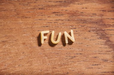 Kelime eğlencesi alfabe çorbasının ahşap arka plandaki makarna harfleriyle oluşur..