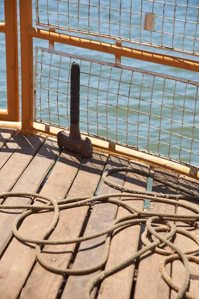 Λεπτομέρεια Της Πλώρης Τουριστικού Σκάφους Που Πλέει Στον Καλοκαιρινό Ήλιο — Φωτογραφία Αρχείου