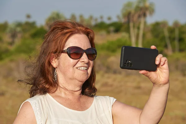 Latin Mature Woman Wearing Sunglasses Making Selfie Her Phone Palmar — Fotografia de Stock