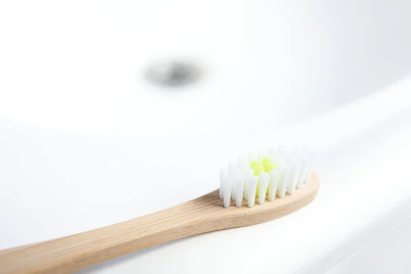 Ecological Bamboo Toothbrush Edge White Sink Concepts Sustainable Lifestyle Use — Stock Photo, Image