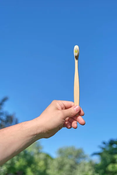 Hand Holding Ecological Toothbrush Made Bamboo Outdoors Concepts Sustainable Lifestyle — Foto de Stock