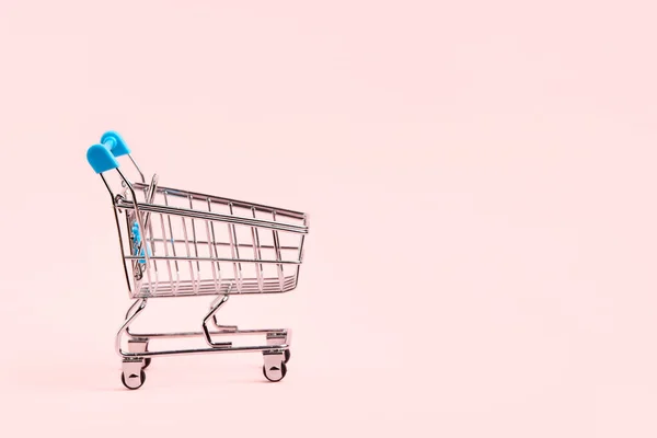 Empty Shopping Cart Light Blue Details Pastel Pink Background Minimalist — Stock fotografie