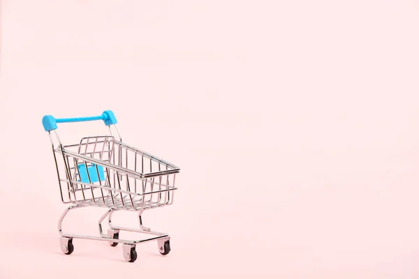 Empty Shopping Cart Light Blue Details Pastel Pink Background Minimalist — Stock fotografie