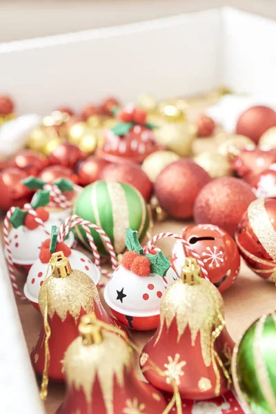 전통적 황금색으로 크리스마스 종들이 — 스톡 사진
