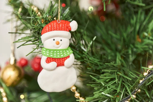 크리스마스 장식의 나뭇가지에 매달려 — 스톡 사진