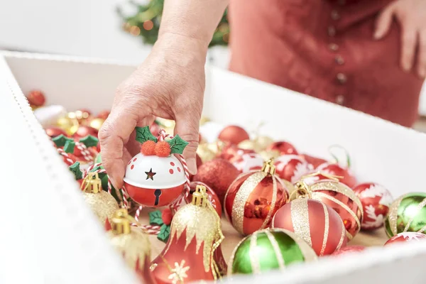 전통적 붉은색 금색의 크리스마스 상자에서 손으로 잡는다 집에서 치장하고 무명의 — 스톡 사진