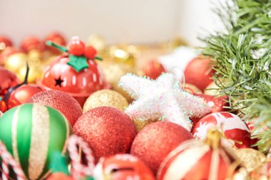 Geleneksel kırmızı, yeşil, beyaz ve altın renklerinde karışık Noel ağacı süsleri, toplar ve yıldızlar..