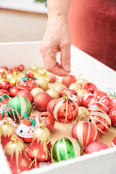 전통적 붉은색 금색의 크리스마스 상자에서 손으로 잡는다 알아볼 수없는 단장을 — 스톡 사진