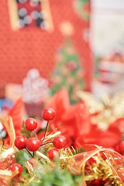 Fond Traditionnel Thème Noël Avec Rouge Vert Baies Rouges Rubans — Photo