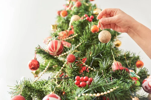 Personne Méconnaissable Décorer Arbre Noël Traditionnel Maison Main Suspendue Boule — Photo