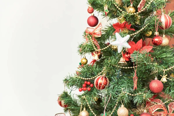 Startseite Weihnachtsbaum Mit Ornamenten Traditionellen Farben Rot Grün Und Gold — Stockfoto