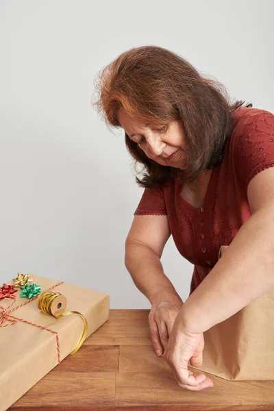 Gelukkig Latijn Volwassen Vrouw Glimlachend Terwijl Het Inpakken Van Kerstcadeaus — Stockfoto