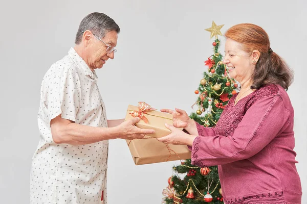 Senior Latin Couple Smiling Spending Holidays Home Exchanging Christmas Gifts — Stock Photo, Image