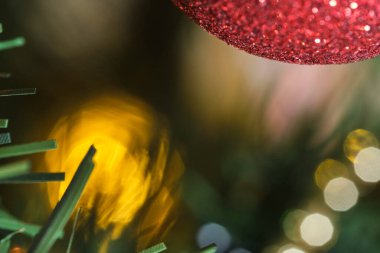 Noel konsepti arka plan, süs ve ışıklarla süslenmiş bir ağacın soyut makro görüntüsü.