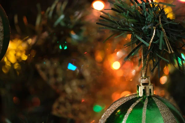 Weihnachten Konzept Hintergrund Makrobild Eines Baumes Mit Ornamenten Und Lichtern — Stockfoto