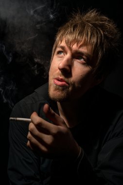 Sigaralı genç adam.