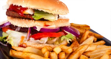 Hamburger beyaz zemin üzerine izole patates kızartması ile