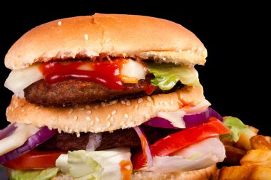 Hamburger siyah arka plan üzerine izole patates kızartması ile