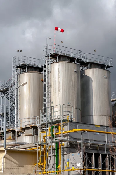 Silos agrícolas ao ar livre — Fotografia de Stock