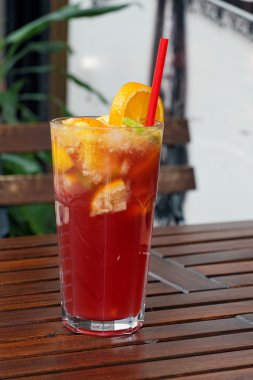 ahşap masa üzerinde serinletici limonata