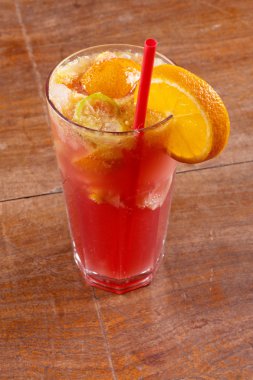 ahşap masa üzerinde serinletici limonata