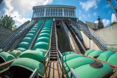 bir su temizleme tesisi bir parçası