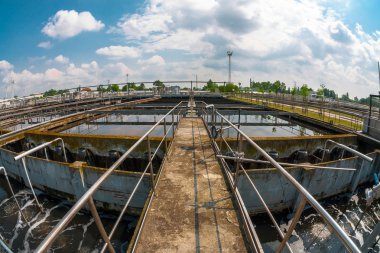 su arıtma tesisi ile büyük havuzlar