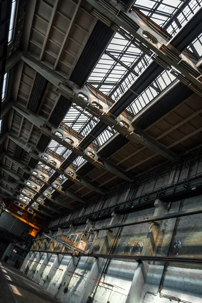 Interior industrial oscuro de un edificio — Foto de Stock