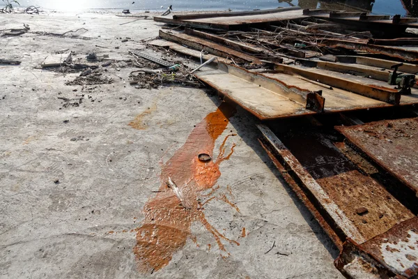 Rottami metallici sulla riva — Foto Stock