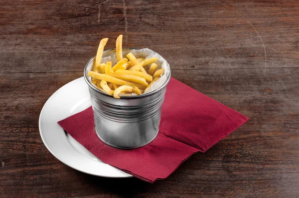 Deliciosas batatas fritas na mesa — Fotografia de Stock