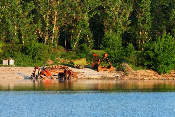 Pijpen op de oever van het water — Stockfoto