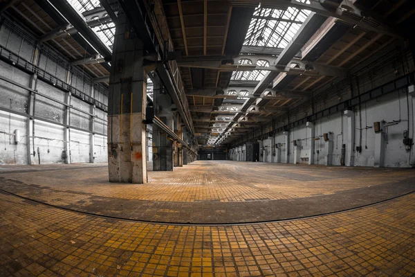 Interior industrial escuro de um edifício — Fotografia de Stock