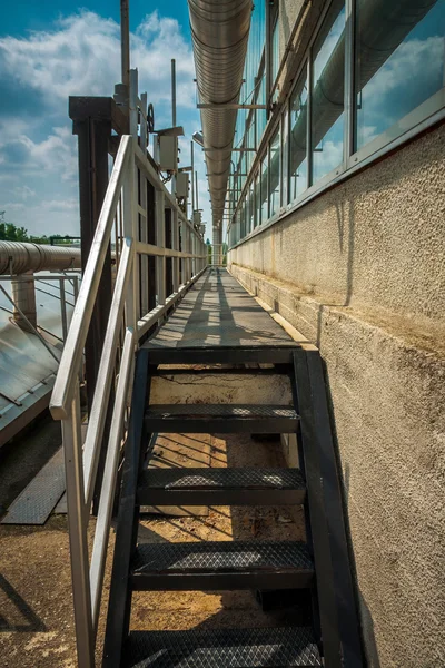 Escaleras industriales de un edificio —  Fotos de Stock