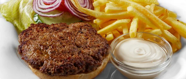 Heerlijk hamburger op wit bord — Stockfoto