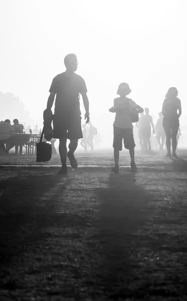 Personas que viajan al atardecer —  Fotos de Stock