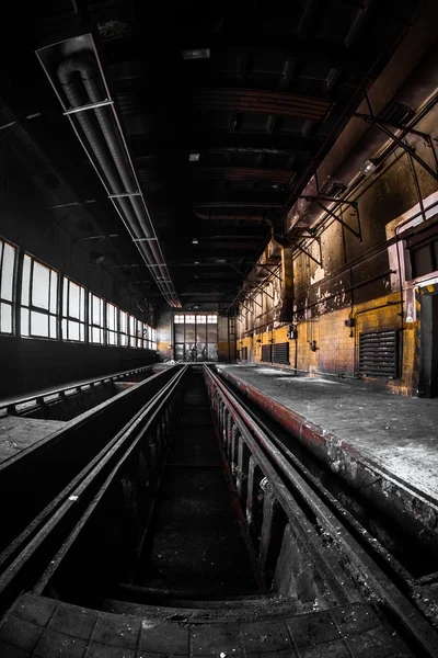 Ciemny przemysłowych wnętrza budynku — Zdjęcie stockowe