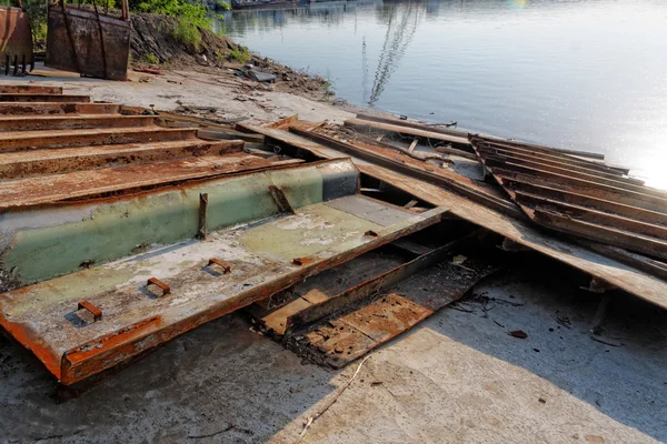 Déchets de métaux au rivage — Photo