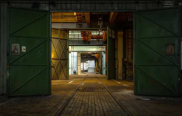 Intérieur industriel sombre — Photo