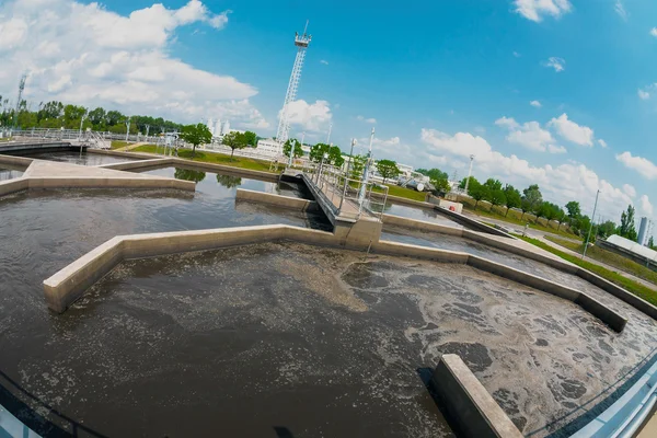 Instalación de tratamiento de agua con grandes piscinas — Foto de Stock