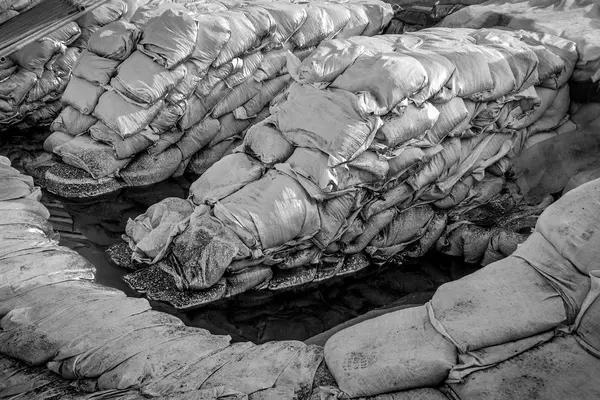 Sacchi di sabbia al diluvio — Foto Stock
