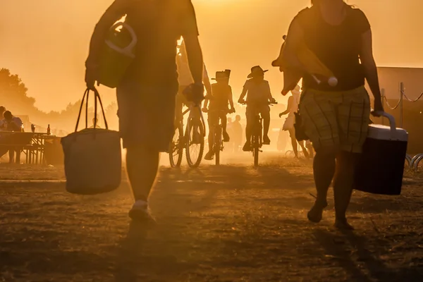 Pessoas que viajam ao pôr do sol — Fotografia de Stock