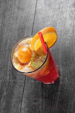 ahşap masa üzerinde serinletici limonata