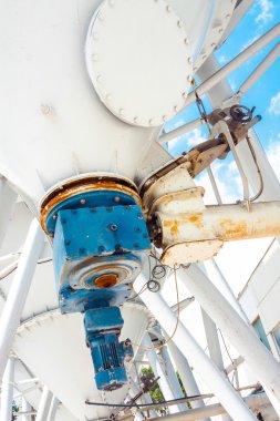 açık havada büyük siloları