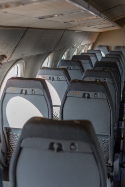 üst üste uçak koltukları