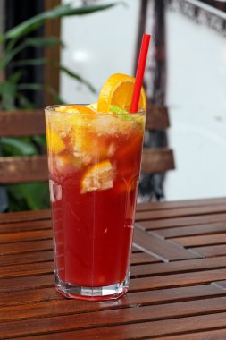 ahşap masa üzerinde serinletici limonata