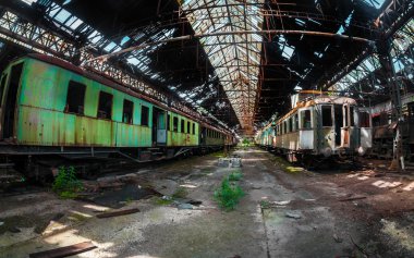 terk edilmiş tren deposu bazı trenleri