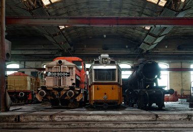 terk edilmiş bir depo içinde eski tren