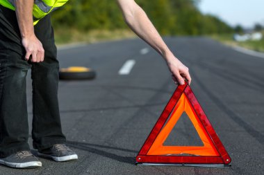 червоний трикутник автомобіляbir araba kırmızı üçgen