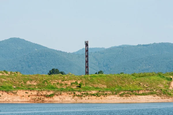 Komunikační věž na pobřeží — Stock fotografie