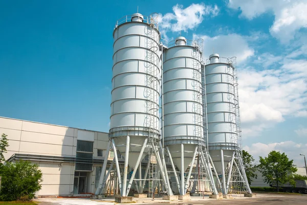 Grote silo's buitenshuis — Stockfoto